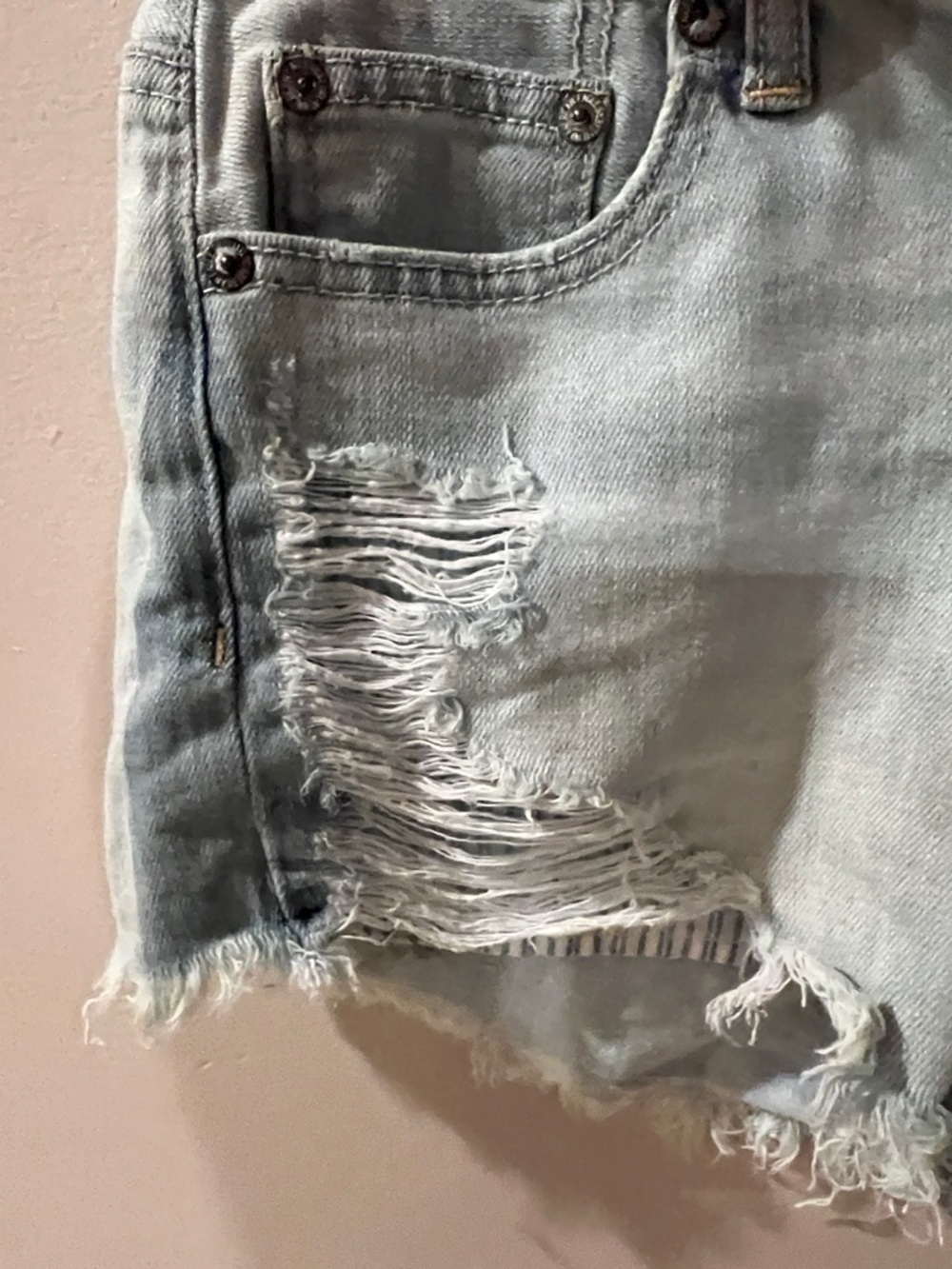 American Eagle Outfitters Light Blue LinedDistressed Jean Shorts with Frayed Hem - Picture 4 of 7